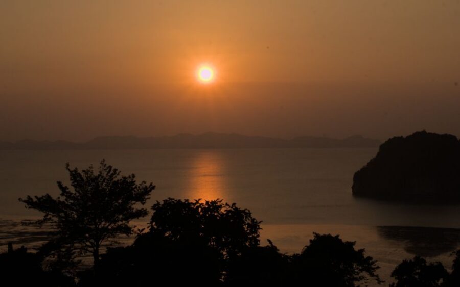 Krabi: Sunset Kayaking Ao Thalane with Dinner BBQ - The sunset itself: how to think about clouds and tide